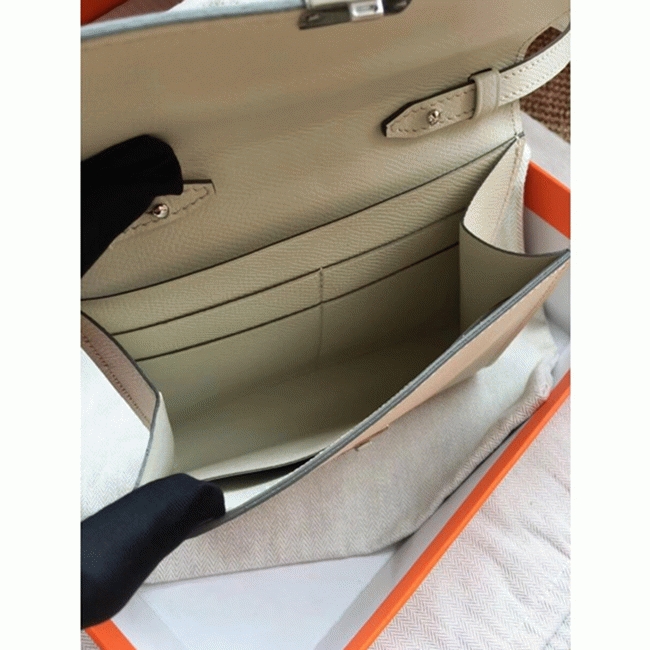 White top knockoff H**me5 Clic wallet with strap