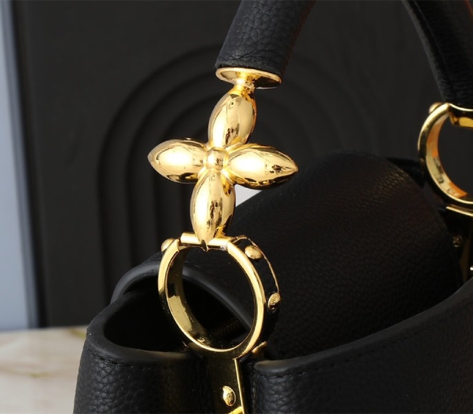 L0vis Vvtt0n Capucines BB Handbag In Black