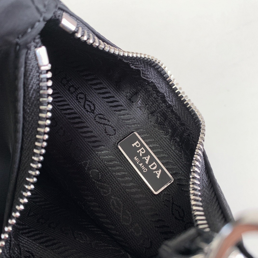 Pra*a Re-Edition Shoulder Bag Fake in Black
