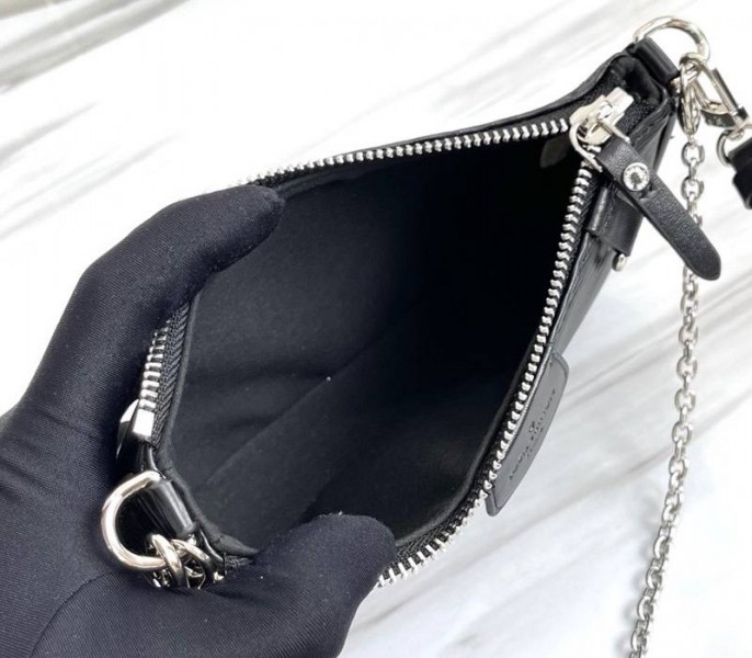 L0vis Vvtt0n Epi Leather Easy Pouch On Strap In Black