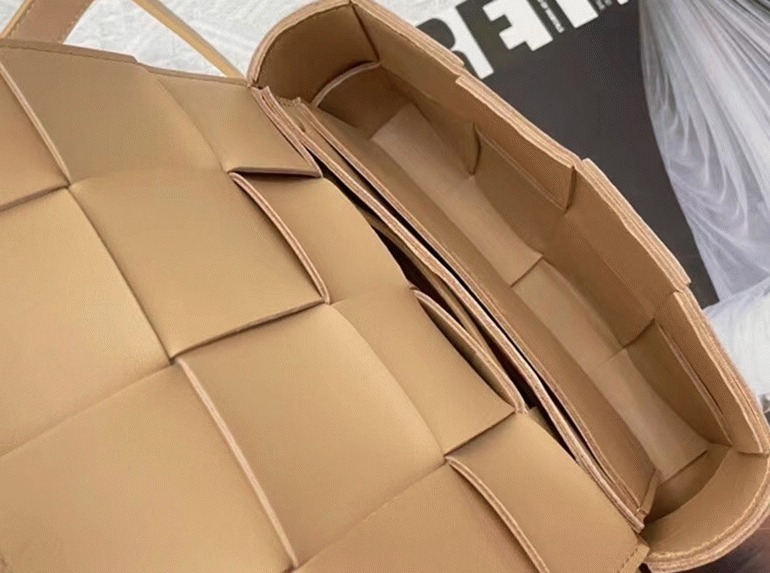 Fake B0tt*ga Ven*ta Cassette Belt Bag Beige