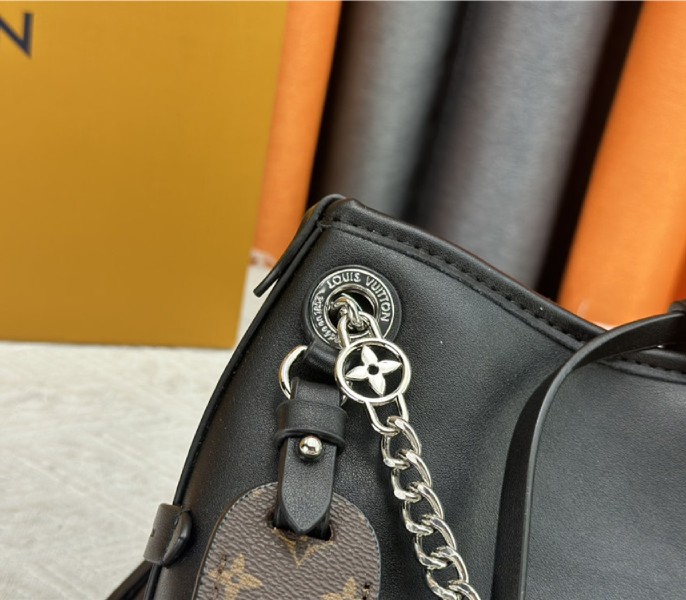 L0vis Vvtt0n X TM CarryAll Vibe BB In Black