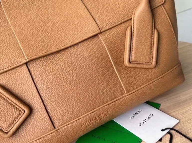 Top Quality Replica B0tt*ga Ven*ta Arco Medium Bag In Caramel