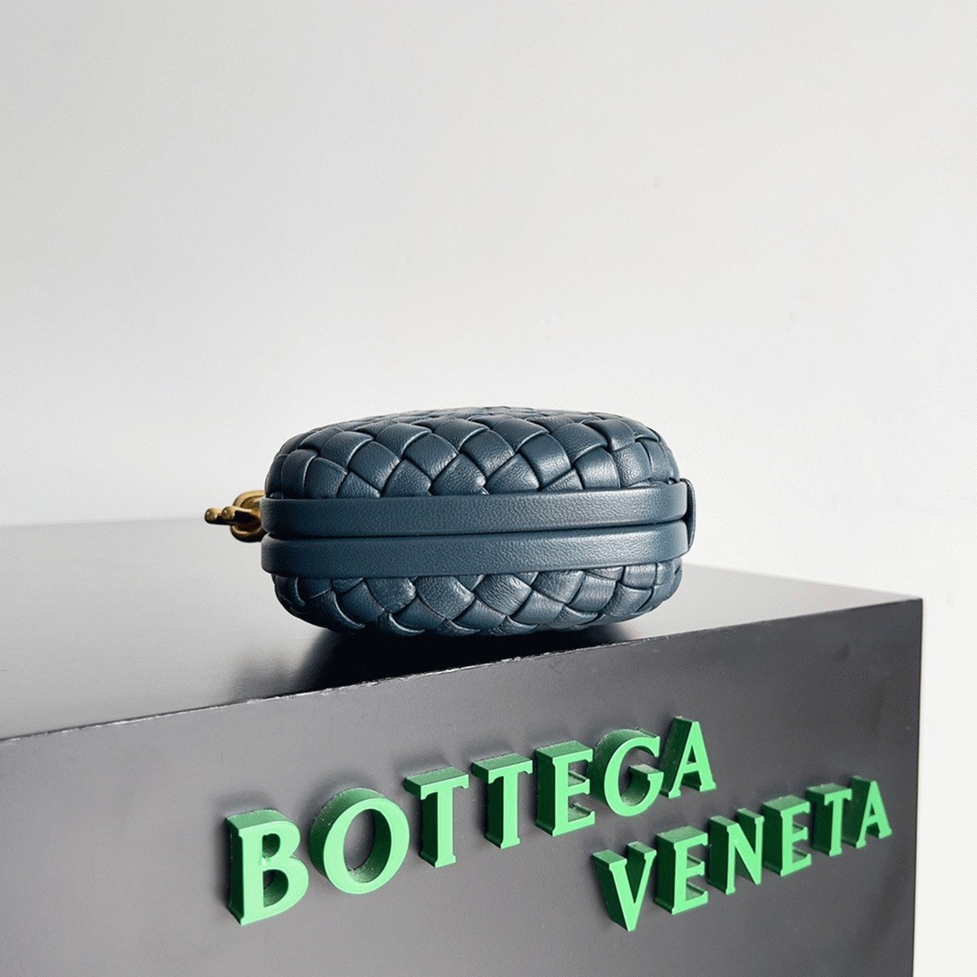Space Color B0tt*ga Ven*ta Knot Clutch Fake Version