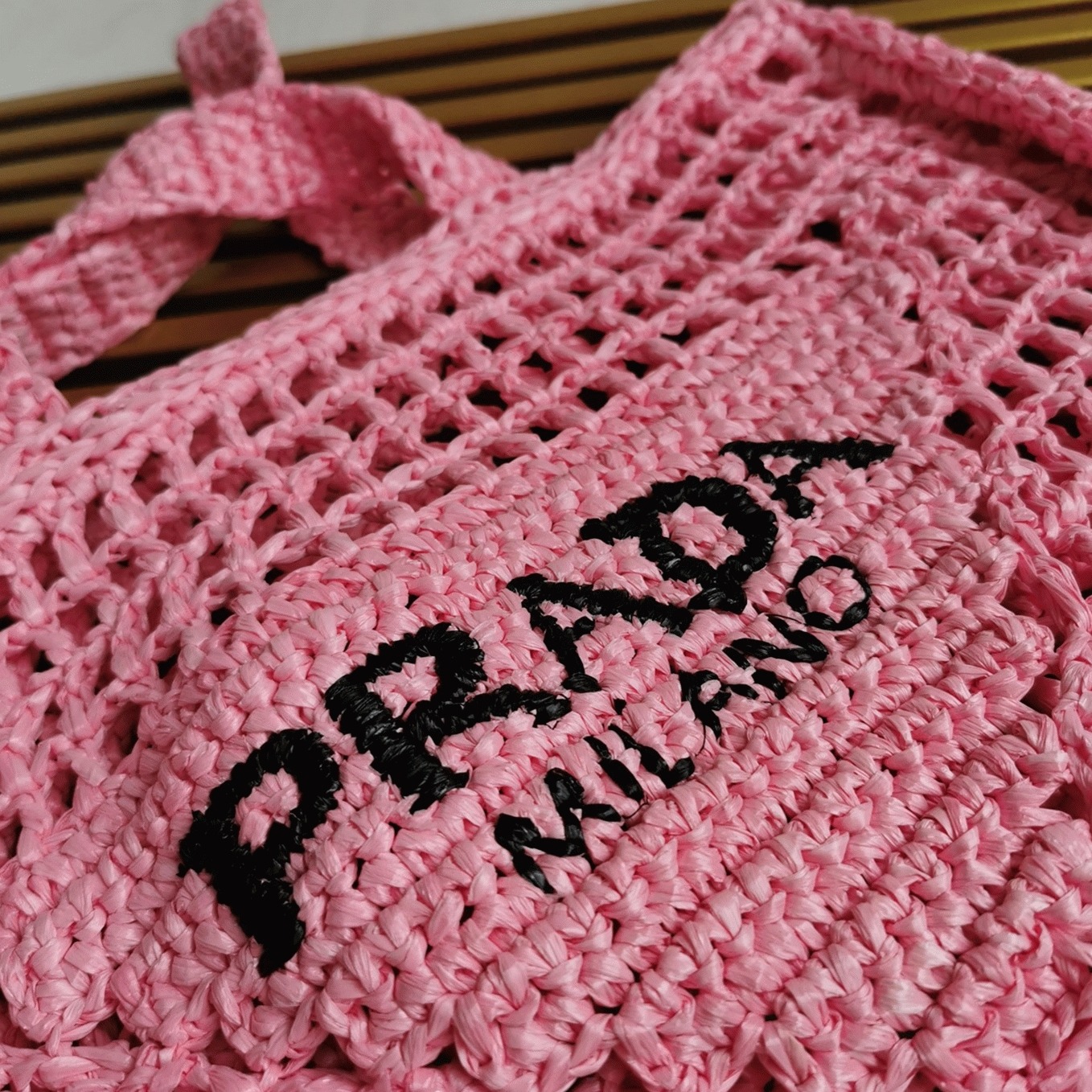 Pra*a Small Tote Bag Imitation in Pink Woven Raffia