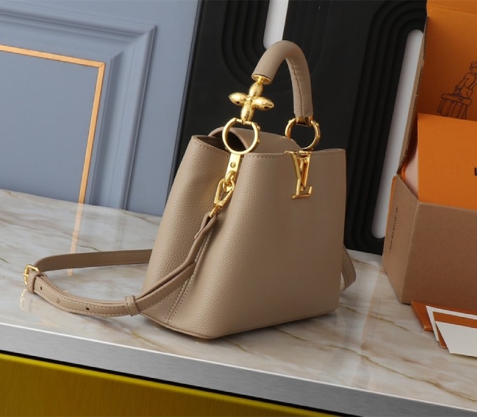 L0vis Vvtt0n Capucines BB Handbag In Galet Gray