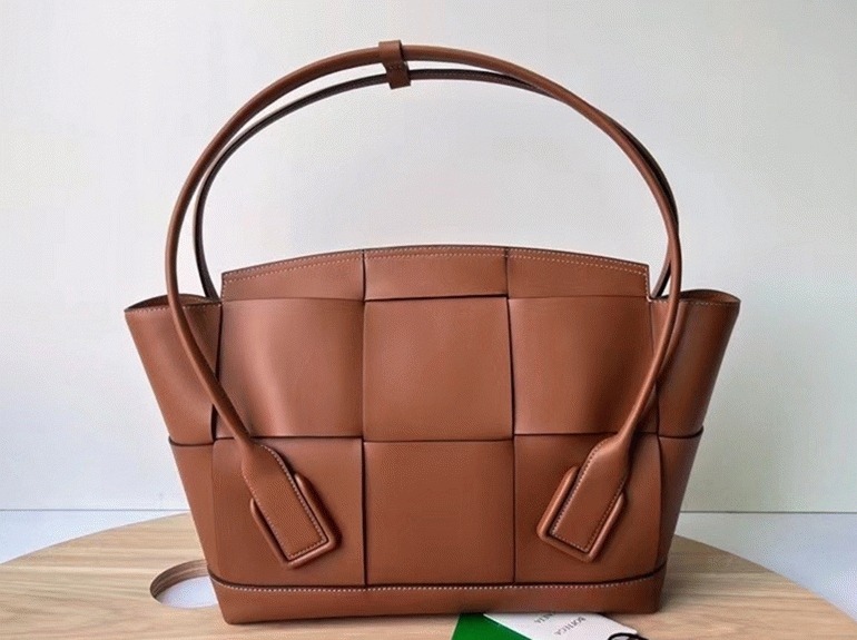 Top Quality Fake B0tt*ga Ven*ta Arco Small Bag In Caramel Intrecciato Calfskin