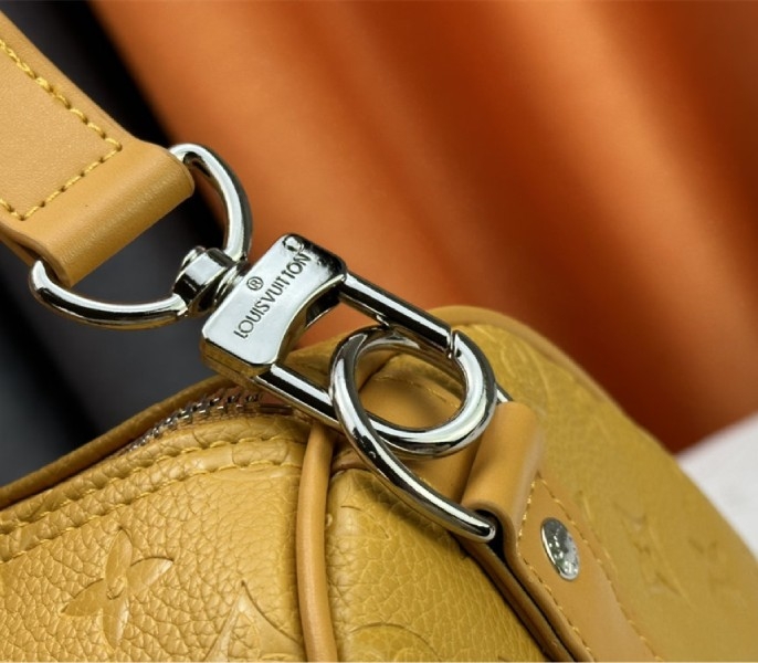 L0vis Vvtt0n Taurillon Leather Keepall Bandouliere 50 In Safran Yellow