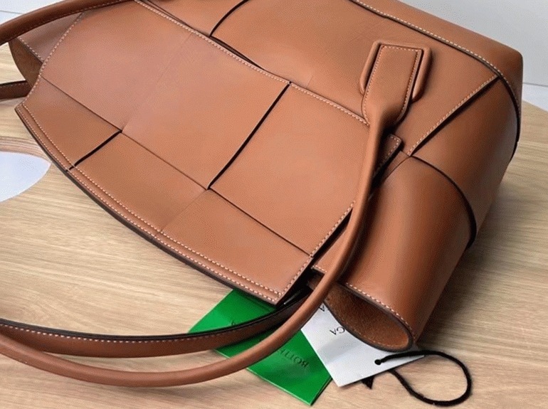 Top Quality Fake B0tt*ga Ven*ta Arco Small Bag In Caramel Intrecciato Calfskin