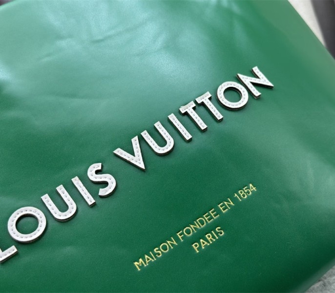 L0vis Vvtt0n Other Leathers Shopper Cabas MM Tote In Green