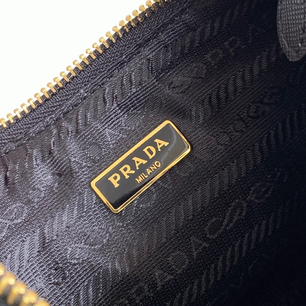Pra*a Re-Edition 2005 Shoulder Bag Fake in Black