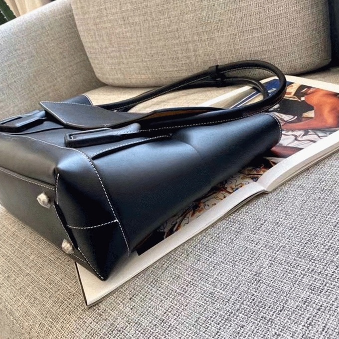 Top Quality Replica B0tt*ga Ven*ta Arco Medium Bag In Black Intrecciato Calfskin
