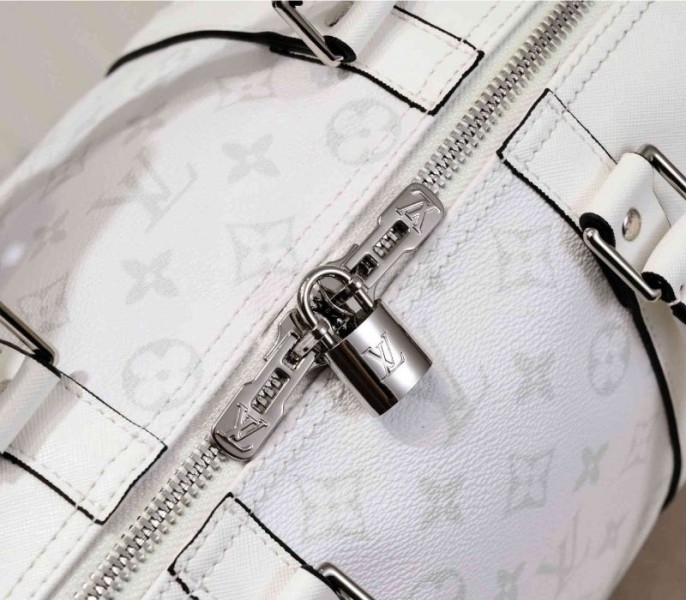 L0vis Vvtt0n Taiga Leather Keepall Bandouliere 50 Travel Bag In White