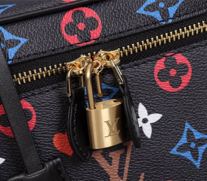 L0vis Vvtt0n Game On Vanity PM Bag In Black