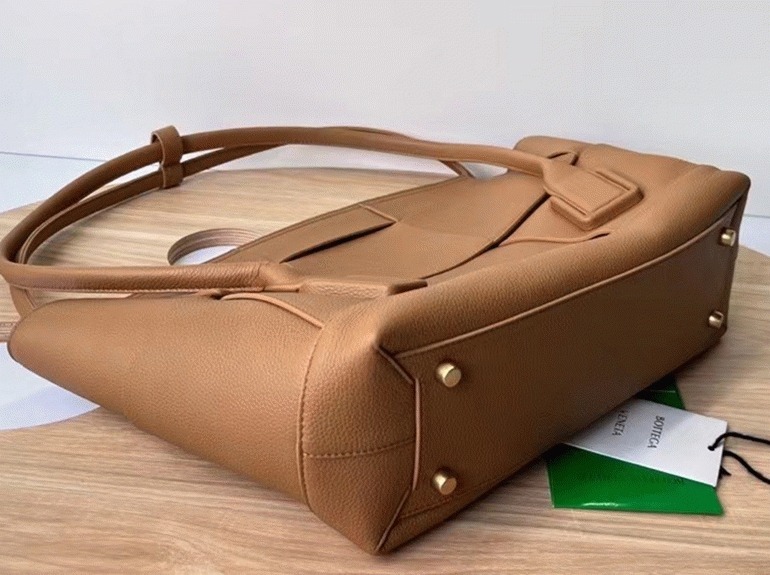 Top Quality Fake B0tt*ga Ven*ta Arco Medium Bag In Caramel