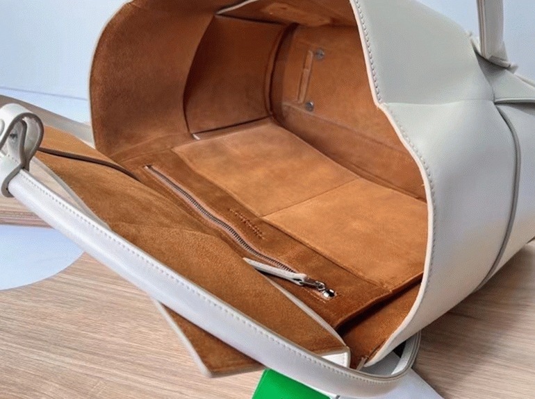 Top Quality Fake B0tt*ga Ven*ta Arco Medium Bag In White Intrecciato Calfskin