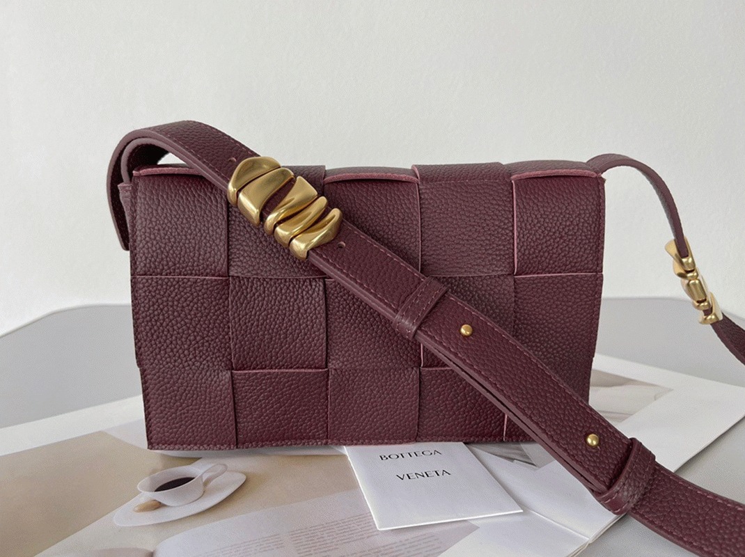 Top Quality Fake B0tt*ga Ven*ta Cassette Bag In Burgundy