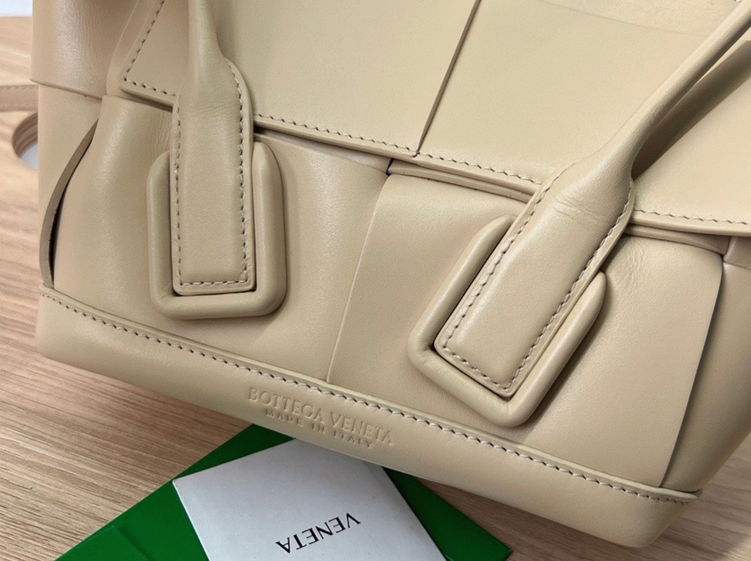 Top Quality Fake B0tt*ga Ven*ta Arco Mini Bag In Beige Intrecciato Calfskin