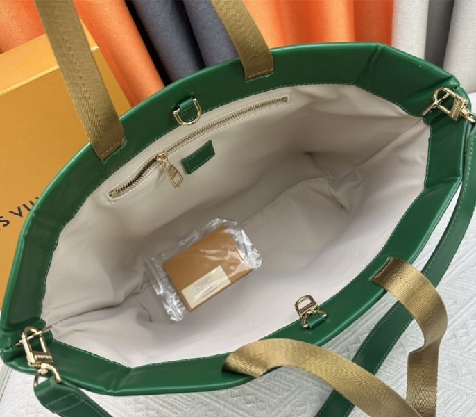 L0vis Vvtt0n Other Leathers Shopper Cabas MM Tote In Green