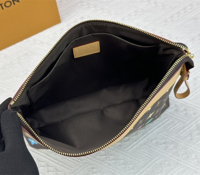 L0vis Vvtt0n Monogram Craggy Voyage Souple Pochette In Chocolate
