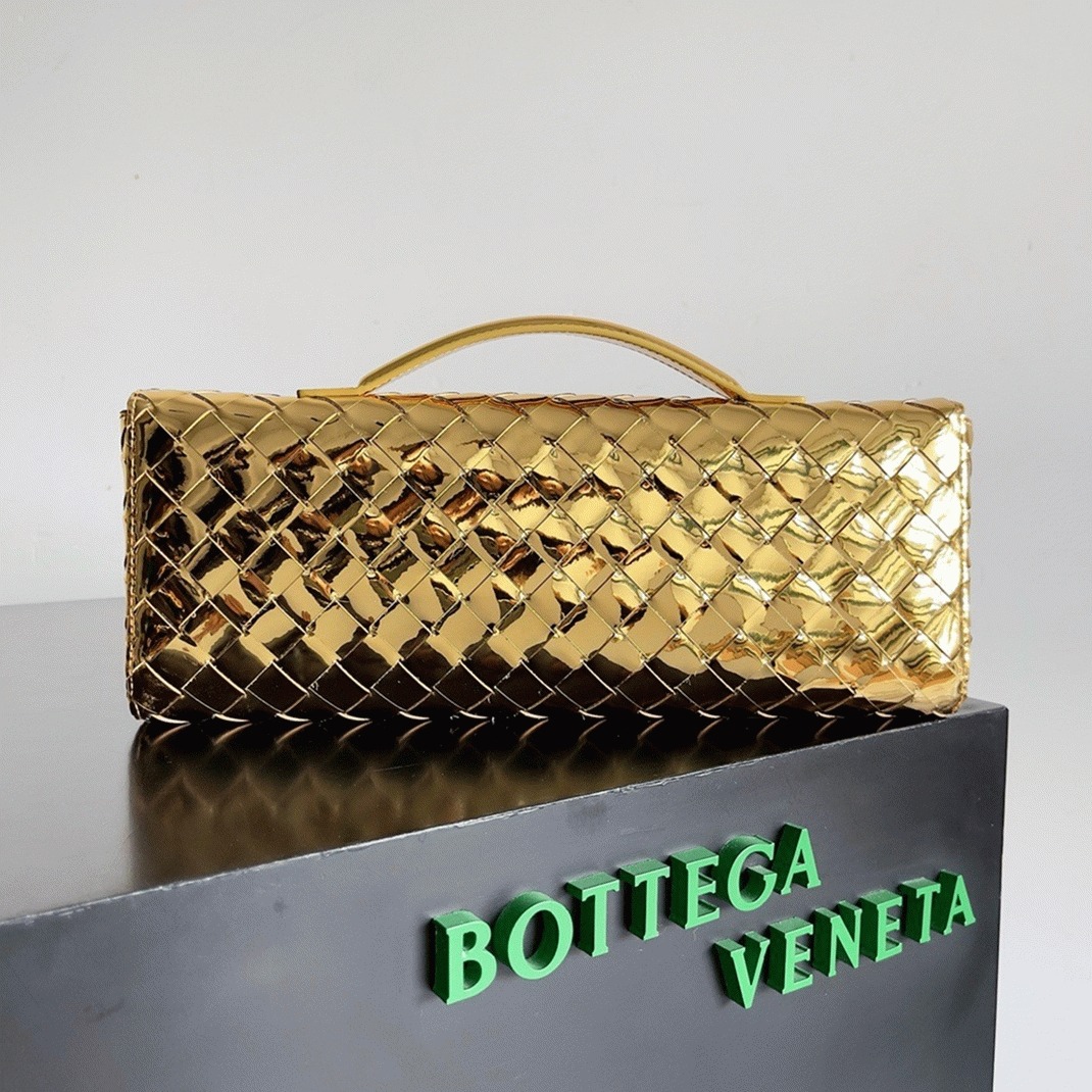 Fake B0tt*ga Ven*ta Andiamo Clutch with Handle Gold