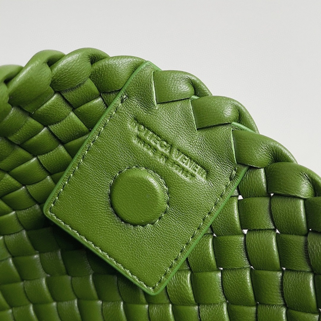 Fake B0tt*ga Ven*ta Clicker Small Bag Avocado