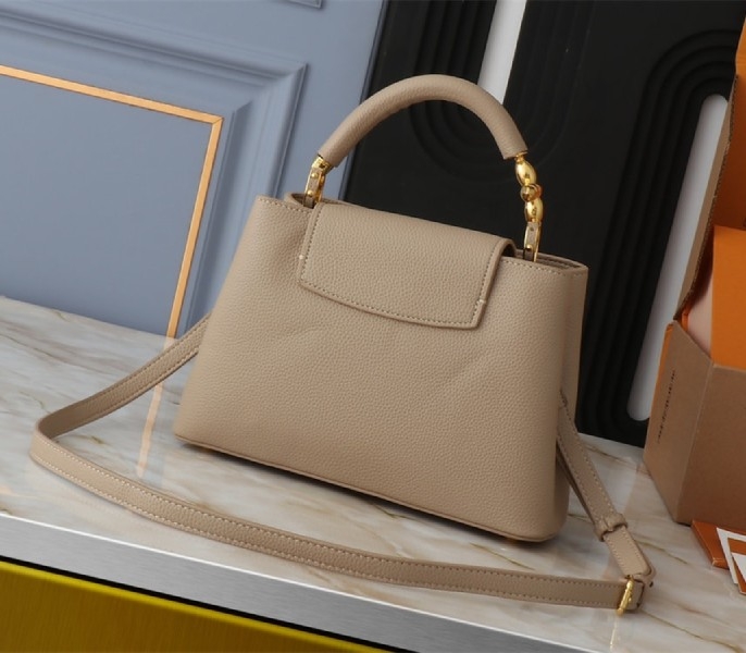 L0vis Vvtt0n Capucines BB Handbag In Galet Gray