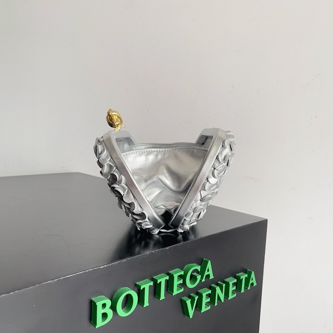 Replica B0tt*ga Ven*ta Knot Minaudiere Clutch Silver Sequins