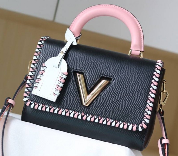 L0vis Vvtt0n Epi Leather Twist MM Bag In Black With Braided Edges Flap