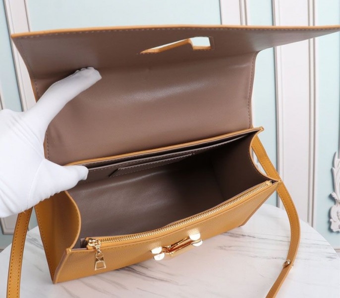 L0vis Vvtt0n Twist One Handle MM Handbag In Vibrant Honey