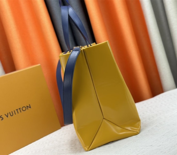 L0vis Vvtt0n Other Leathers Shopper MM Tote In Safran