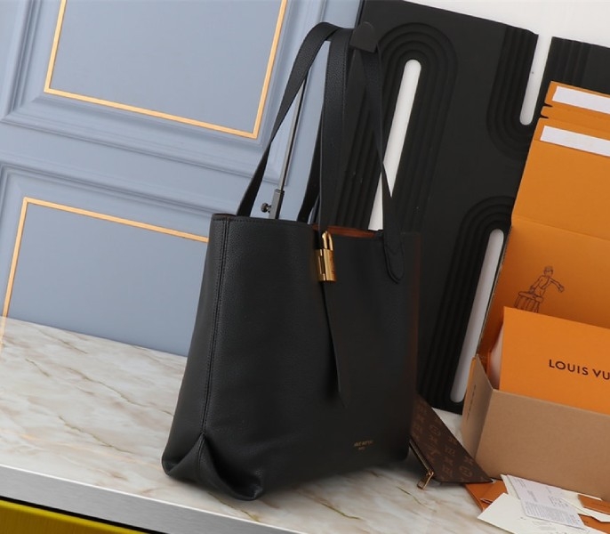 L0vis Vvtt0n Low Key Cabas MM Bag In Black