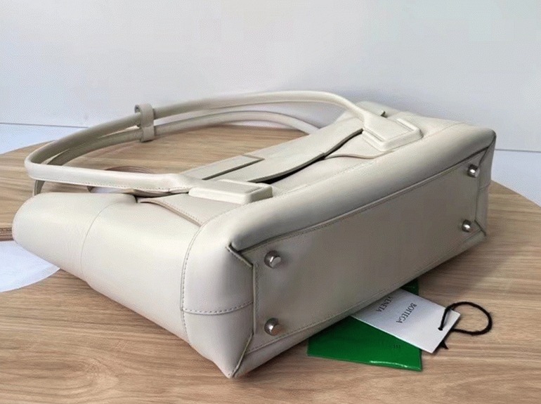 Top Quality Knockoff B0tt*ga Ven*ta Arco Mini Bag In White Intrecciato Leather