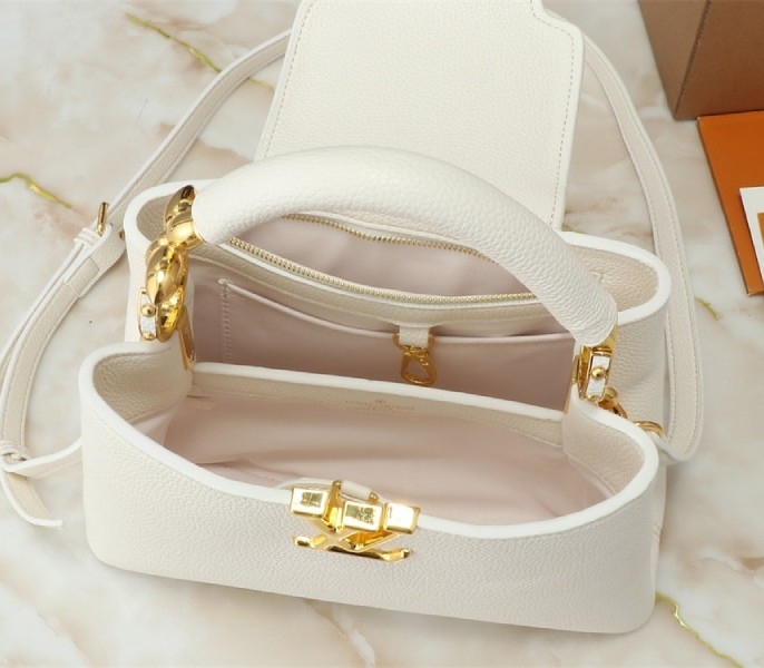 L0vis Vvtt0n Capucines BB Handbag In Quartz White