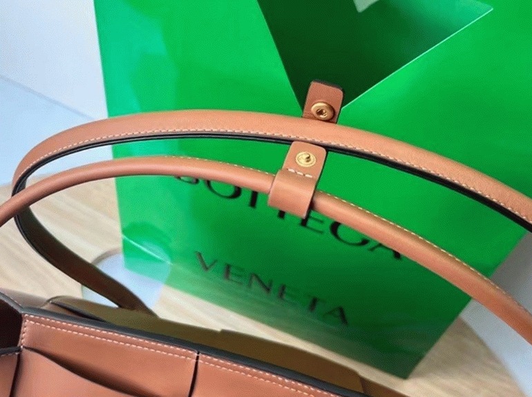 Top Quality Replica B0tt*ga Ven*ta Arco Mini Bag In Caramel Grained Leather