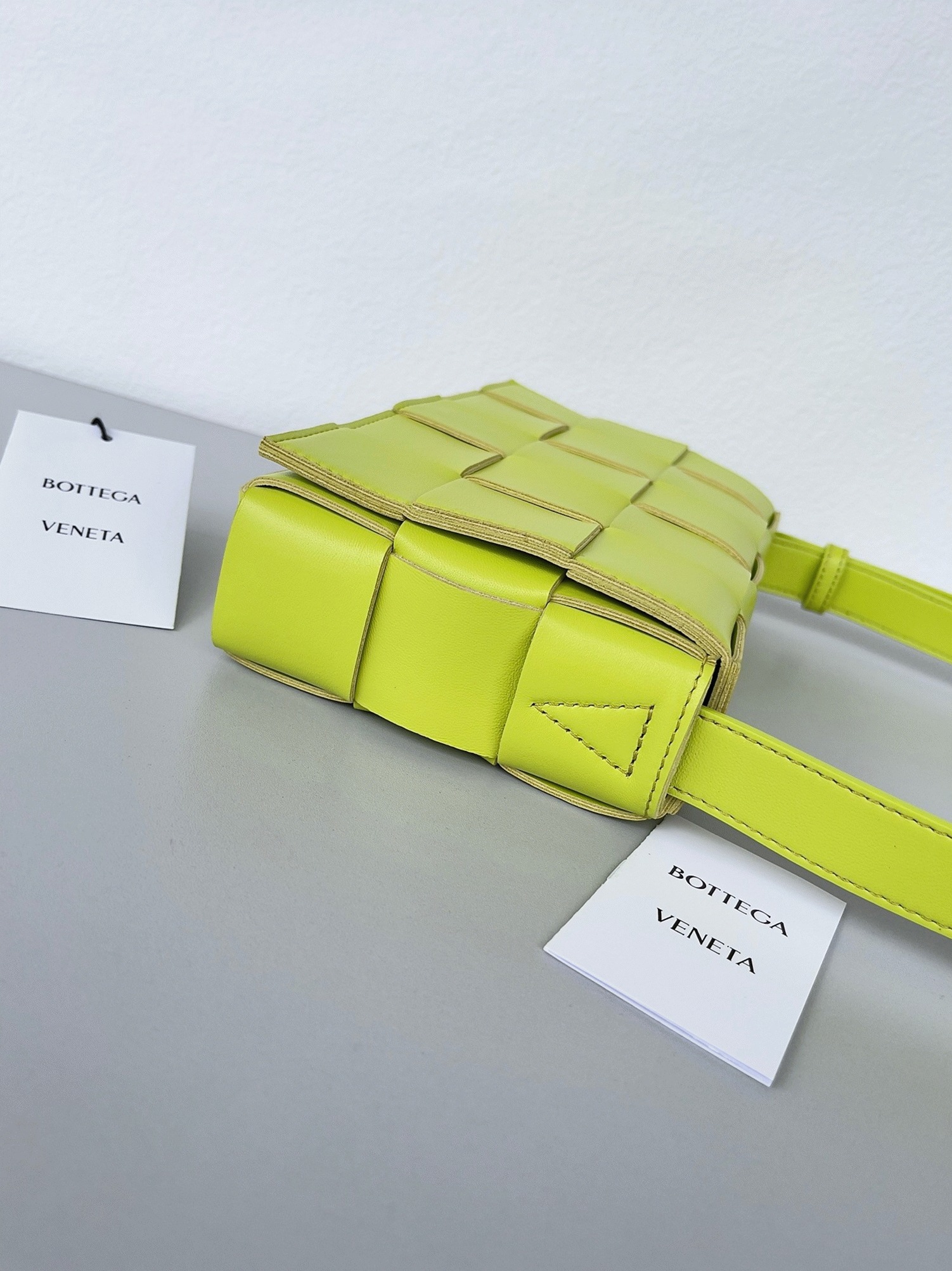 Top Quality Replica B0tt*ga Ven*ta Cassett Bag In Acid Kiwi