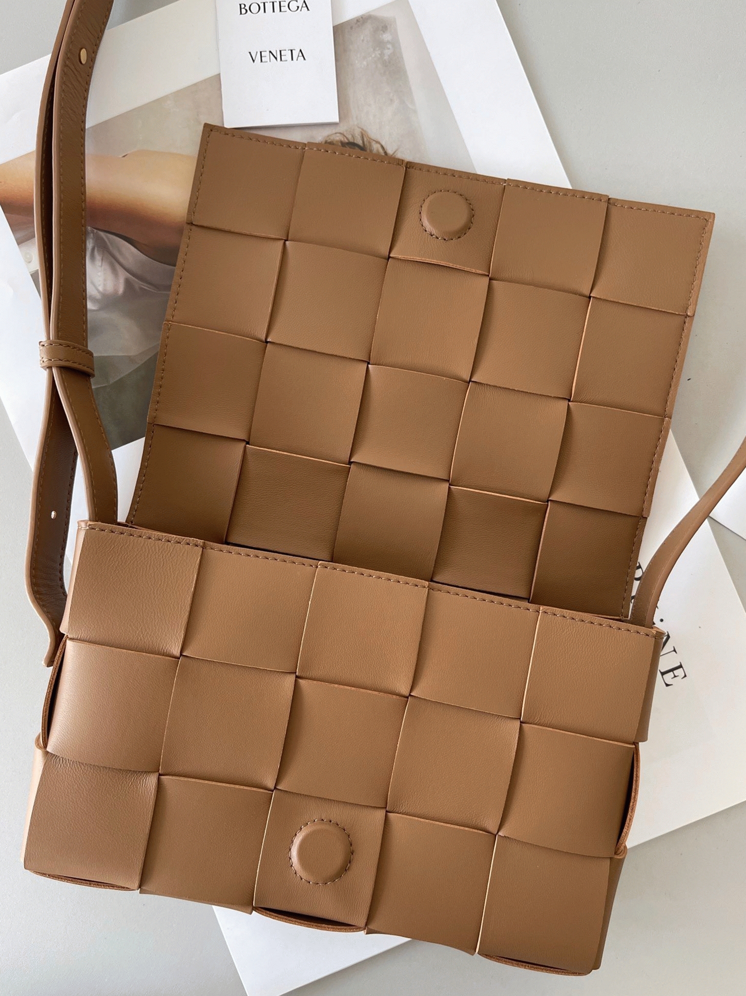 Top Quality Fake B0tt*ga Ven*ta Cassette Bag In Caramel