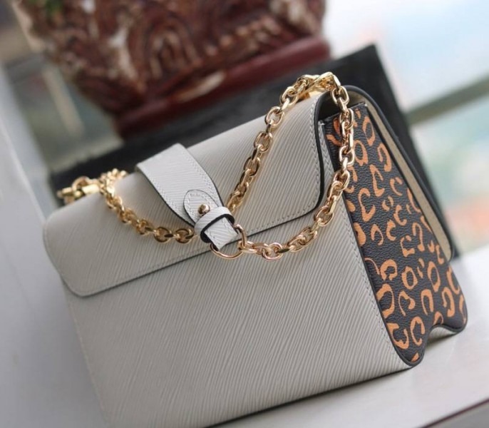 L0vis Vvtt0n Epi Leather Jungle Edition Twist MM Bag In Optic White