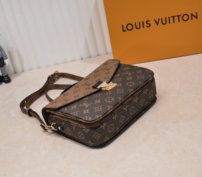 LV Monogram Reverse Canvas Metis M44876