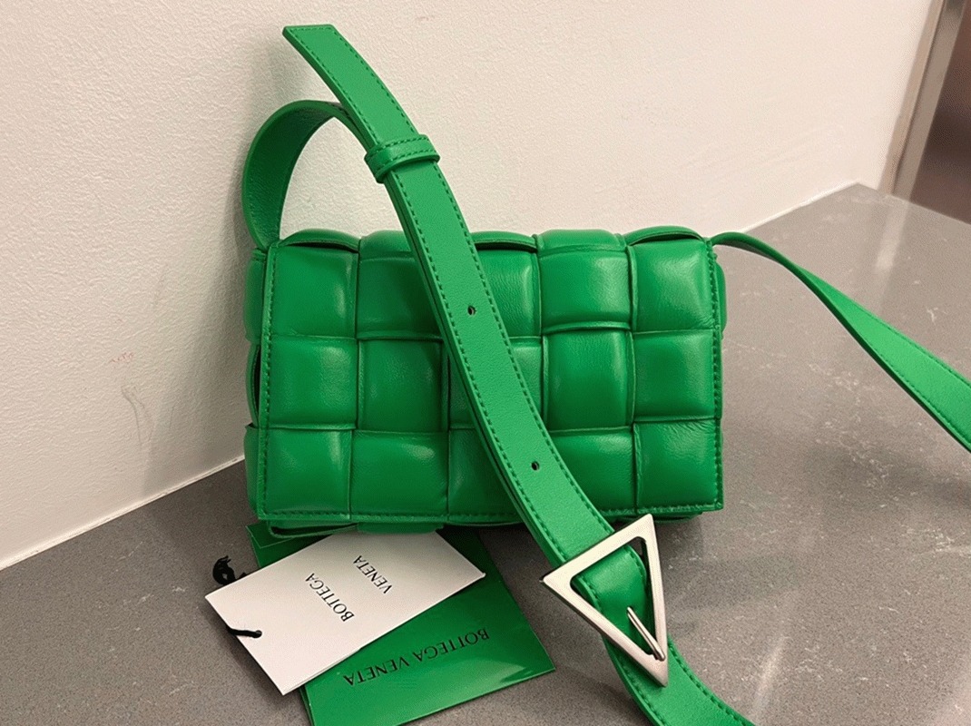Replica B0tt*ga Ven*ta Small Padded Cassette Bag Parakeet