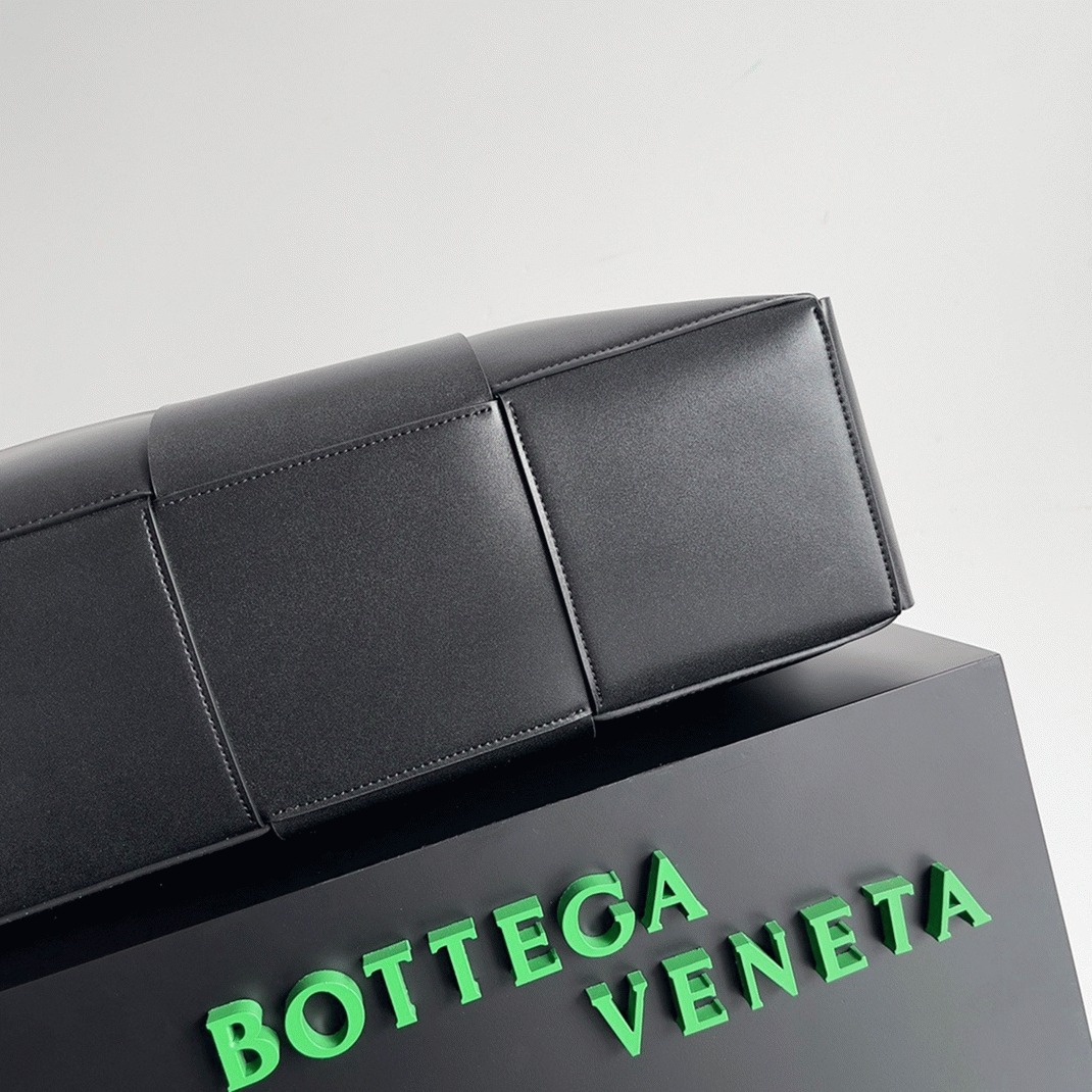 Fake B0tt*ga Ven*ta Large Arco Tote Bag Black