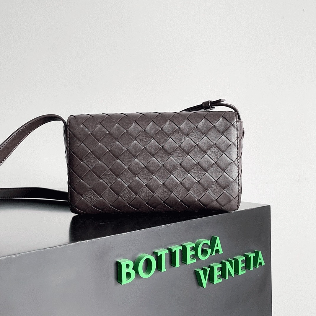 Fake B0tt*ga Ven*ta Mini Andiamo Cross-Body Bag Barolo