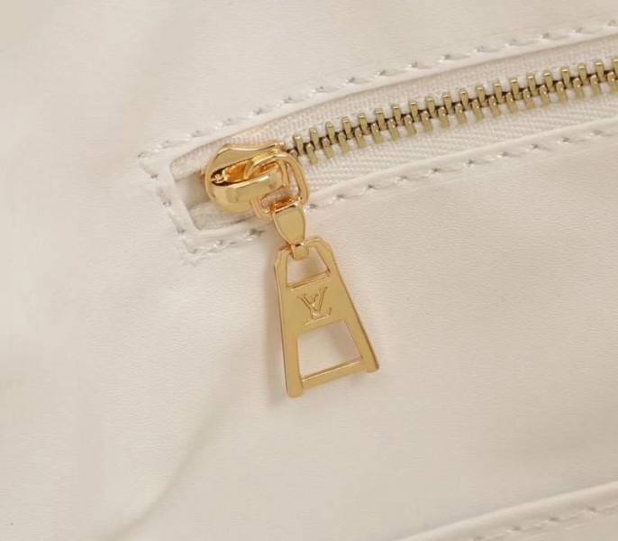 L0vis Vvtt0n Monogram Empreinte Onthego GM Tote In Cream