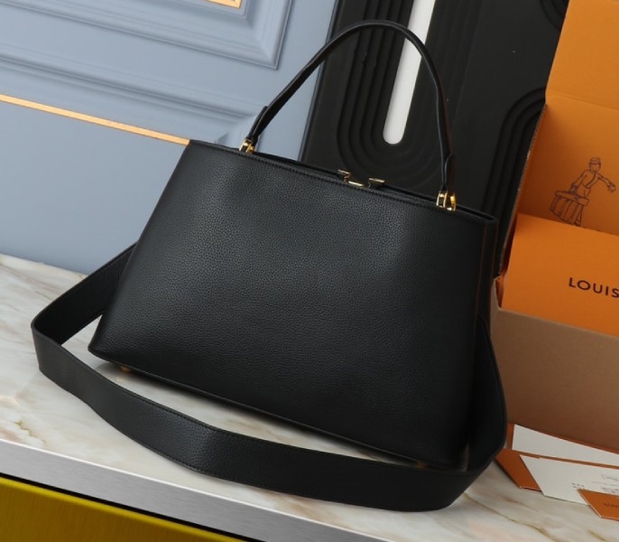 L0vis Vvtt0n Capucines GM Souple Handbag In Black