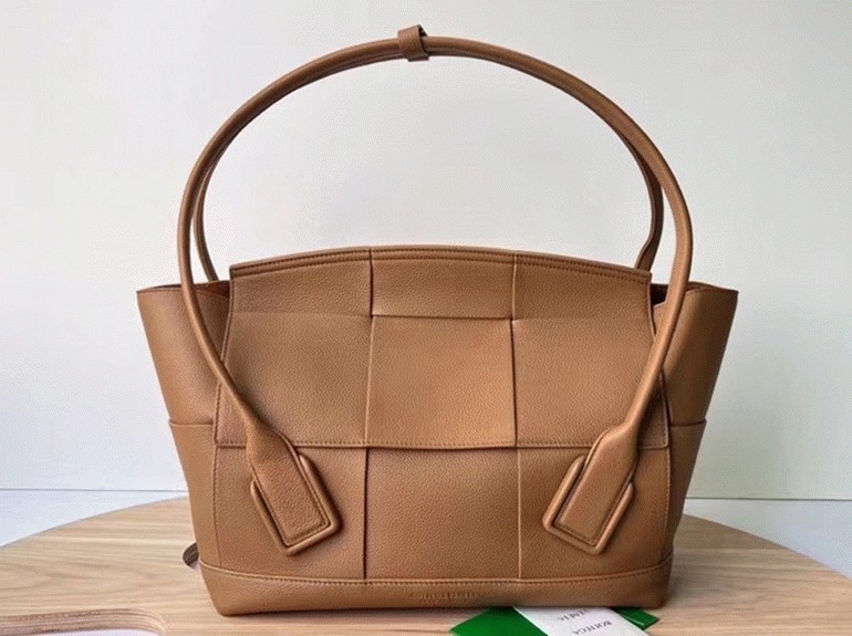 Top Quality Replica B0tt*ga Ven*ta Arco Medium Bag In Caramel