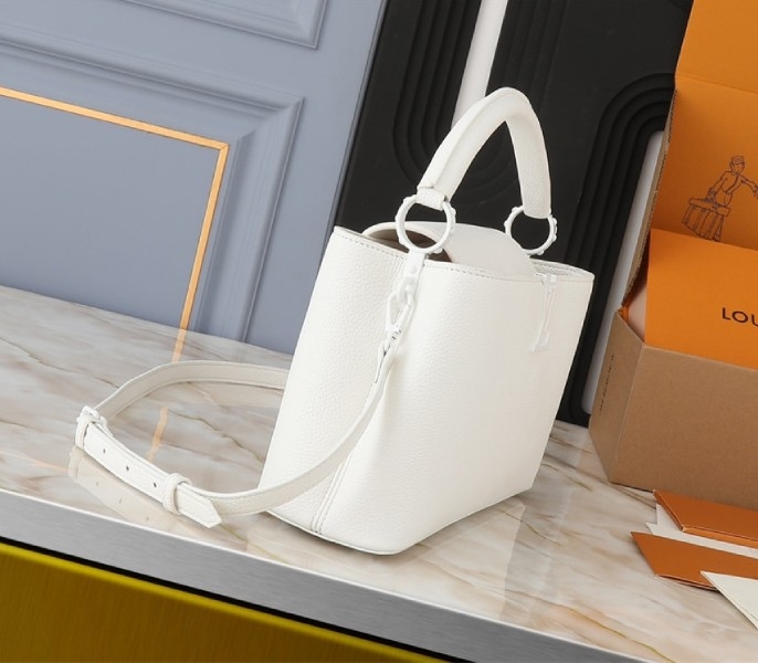 L0vis Vvtt0n Capucines East-West MM Handbag In All Optic White