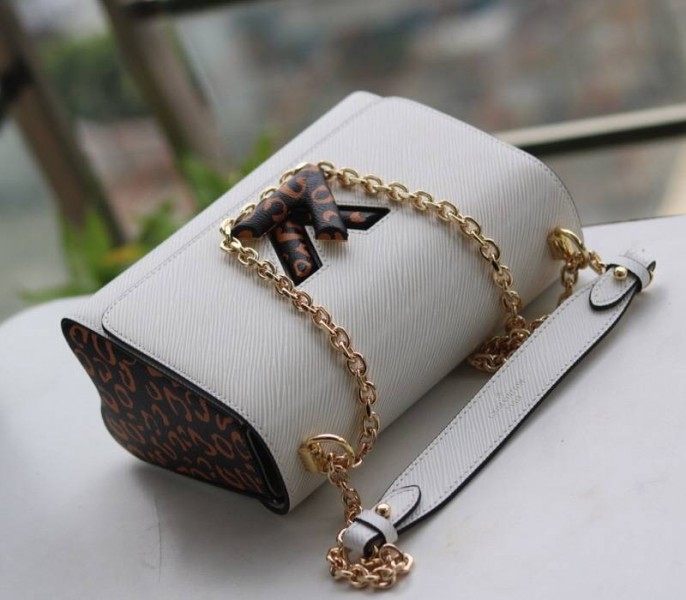 L0vis Vvtt0n Epi Leather Jungle Edition Twist MM Bag In Optic White