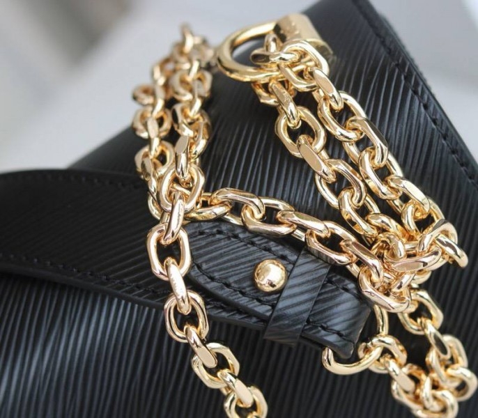L0vis Vvtt0n Epi Leather Jungle Edition Twist MM Bag In Black