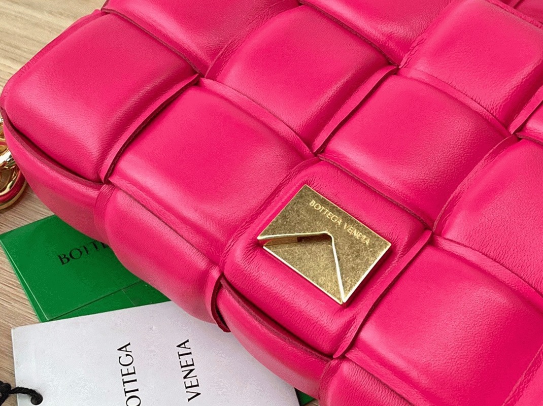 Top Quality Knockoff B0tt*ga Ven*ta Chain Cassette Bag In Lollipop