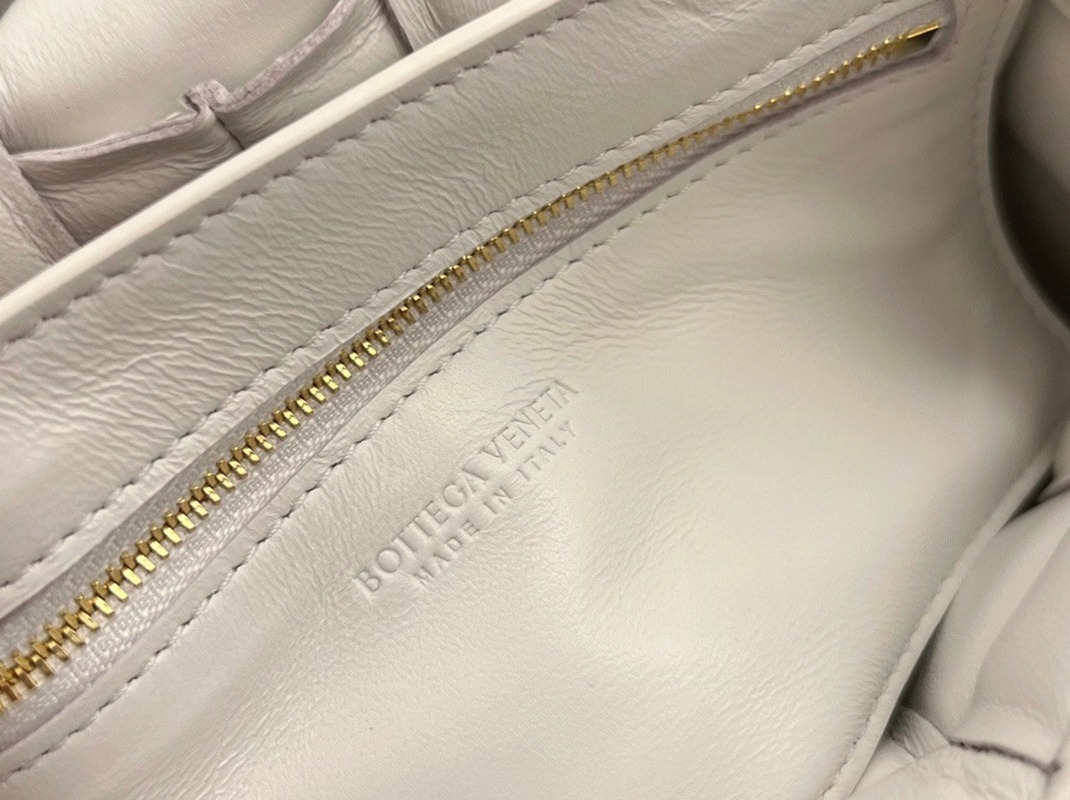 Fake B0tt*ga Ven*ta Small Padded Cassette Bag White
